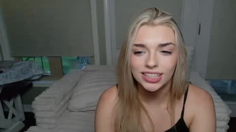 Snapshot of ellalowe chatting on 05.20.26 ellalowe online show from 05.20.26