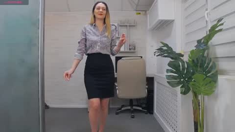 Snapshot of ellamilf chatting on 01.19.25 online show from 01.19.25