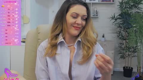 Snapshot of ellamilf chatting on 01.30.25 online show from 01.30.25