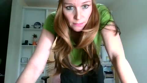 Snapshot of elle2025 chatting on 12.22.25 Elle online show from 12.22.25