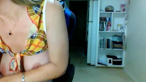 Snapshot of elle2025 chatting on 01.09.26 Elle online show from 01.09.26