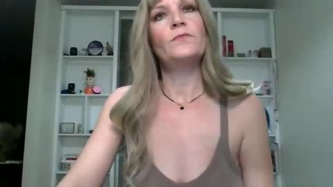 Snapshot of elle2025 chatting on 01.14.26 Elle online show from 01.14.26