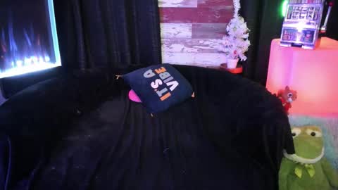 ELLE online show from 12.21.25