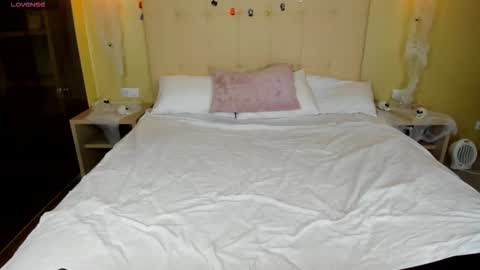 elle_ellise online show from 10.29.25