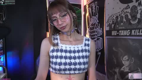 Snapshot of elle_uwu chatting on 12.19.24 follow me on instagram . online show from 12.19.24