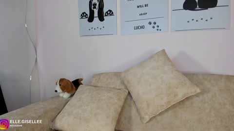 Snapshot of ellegisellee chatting on 02.06.25 Yiss online show from 02.06.25