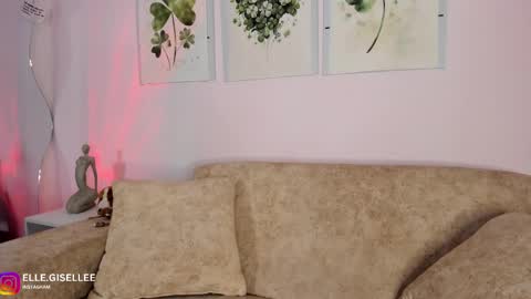 Snapshot of ellegisellee chatting on 03.12.25 Yiss online show from 03.12.25