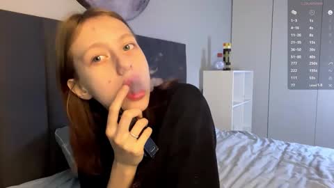 Snapshot of ellie_hollow chatting on 09.29.25 Ellie online show from 09.29.25