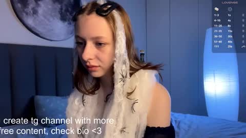 Snapshot of ellie_hollow chatting on 10.31.25 Ellie online show from 10.31.25