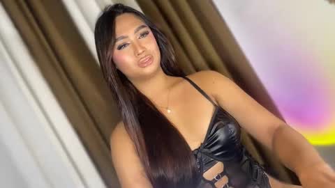 Snapshot of elliecummers chatting on 10.11.25 ellie online show from 10.11.25