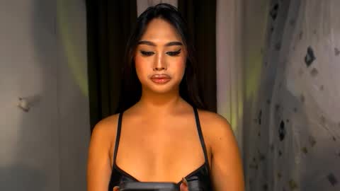 Snapshot of elliecummers chatting on 10.22.25 ellie online show from 10.22.25