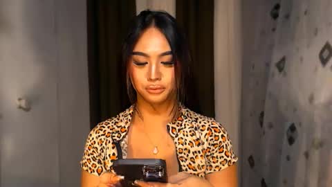 Snapshot of elliecummers chatting on 10.27.25 ellie online show from 10.27.25