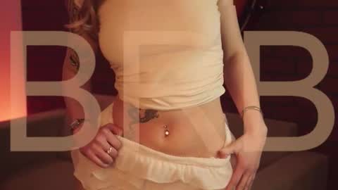 Snapshot of elliecutes chatting on 10.13.25 elliecutes online show from 10.13.25