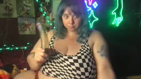 Snapshot of ellielouise11 chatting on 12.21.24 Ellie Louise online show from 12.21.24