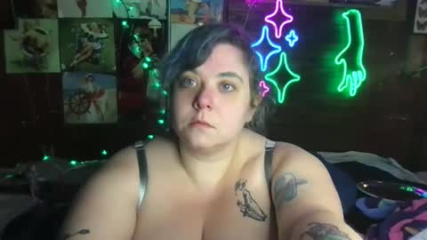 Snapshot of ellielouise11 chatting on 01.05.25 Ellie Louise online show from 01.05.25