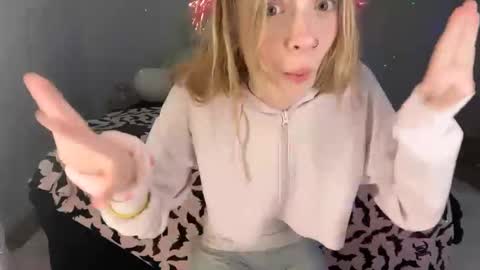 Snapshot of ellieluvs chatting on 10.27.25 ellie online show from 10.27.25