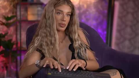 Snapshot of ellieredd chatting on 09.11.25 Ellie online show from 09.11.25