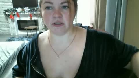 Snapshot of ellimol chatting on 12.27.24 EliMoL online show from 12.27.24