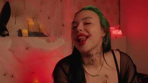 Snapshot of ellisweettease chatting on 10.31.25 ElliSweettease online show from 10.31.25