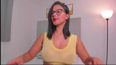 Snapshot of elly_g chatting on 02.04.26 elly online show from 02.04.26