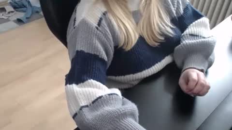 Snapshot of elly_petite chatting on 09.27.25 Elly online show from 09.27.25