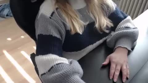 Snapshot of elly_petite chatting on 09.28.25 Elly online show from 09.28.25