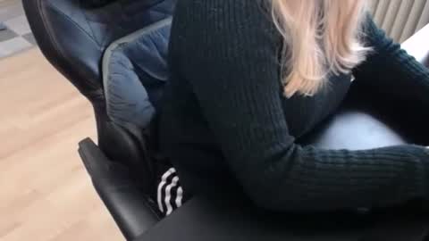 Snapshot of elly_petite chatting on 09.30.25 Elly online show from 09.30.25