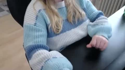 Snapshot of elly_petite chatting on 10.17.25 Elly online show from 10.17.25