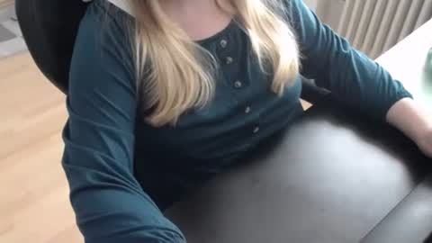 Snapshot of elly_petite chatting on 10.18.25 Elly online show from 10.18.25