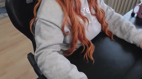 Snapshot of elly_petite chatting on 10.31.25 Elly online show from 10.31.25