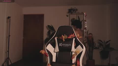 Snapshot of elly_uwuw chatting on 10.23.25 Emy Castro online show from 10.23.25