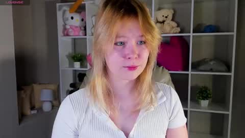 Snapshot of ellya_castro chatting on 09.15.25 ellya_castro online show from 09.15.25