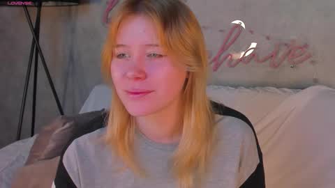 Snapshot of ellya_castro chatting on 09.17.25 ellya_castro online show from 09.17.25