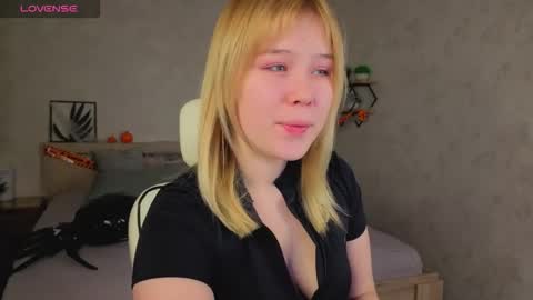 Snapshot of ellya_castro chatting on 10.23.25 ellya_castro online show from 10.23.25