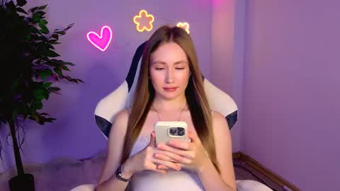 Snapshot of ellycolins_ chatting on 07.08.26 Elly online show from 07.08.26