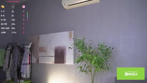 Snapshot of ellyl chatting on 10.06.25 ellyl online show from 10.06.25