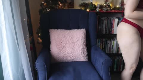 Elly Naomi online show from 12.15.24