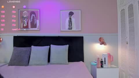 Snapshot of elodie_walker chatting on 09.30.25 Elodie online show from 09.30.25