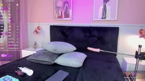 Snapshot of elodie_walker chatting on 10.29.25 Elodie online show from 10.29.25