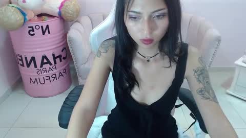 Snapshot of elody_a chatting on 02.04.25 Elody online show from 02.04.25