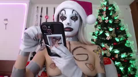 Snapshot of eloise_brown_ chatting on 12.31.24 Chelsea Please help me to reach 100 thumbs up online show from 12.31.24