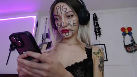 Snapshot of eloise_brown_ chatting on 01.14.25 Chelsea Please help me to reach 100 thumbs up online show from 01.14.25