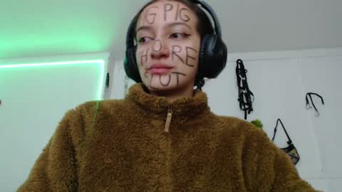 Snapshot of eloise_brown_ chatting on 01.30.25 Chelsea Please help me to reach 100 thumbs up online show from 01.30.25