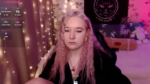 Snapshot of elovinora chatting on 12.05.24 Ela give me a thumbs up if you like it  and this is important for the development of the account online show from 12.05.24