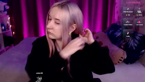 Snapshot of elovinora chatting on 12.20.24 Ela give me a thumbs up if you like it  and this is important for the development of the account online show from 12.20.24