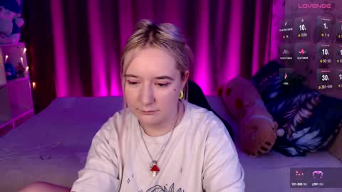 Snapshot of elovinora chatting on 12.28.24 Ela give me a thumbs up if you like it  and this is important for the development of the account online show from 12.28.24