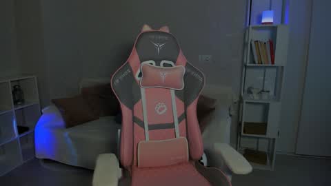 Snapshot of elunaseduces chatting on 12.08.24 Luna online show from 12.08.24