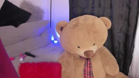 Snapshot of elyross_ chatting on 10.12.25 Ross online show from 10.12.25