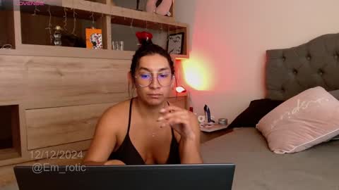 Snapshot of em_rotic chatting on 12.12.24 Emilia  online show from 12.12.24