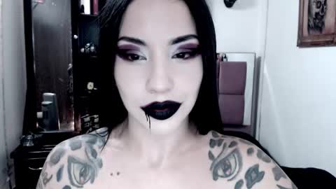 Snapshot of emearld_black chatting on 10.28.25 Emerald Black online show from 10.28.25